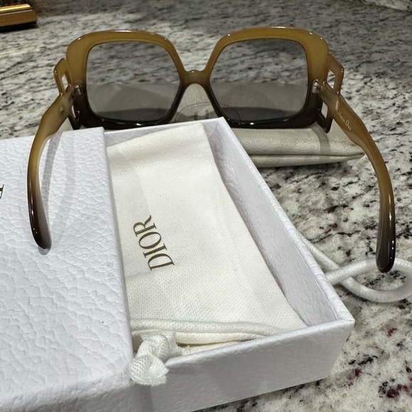 Christian Dior 737 Sunglasses – Oversized Honey Optyl Frame | 1970s - Picture 14 of 17